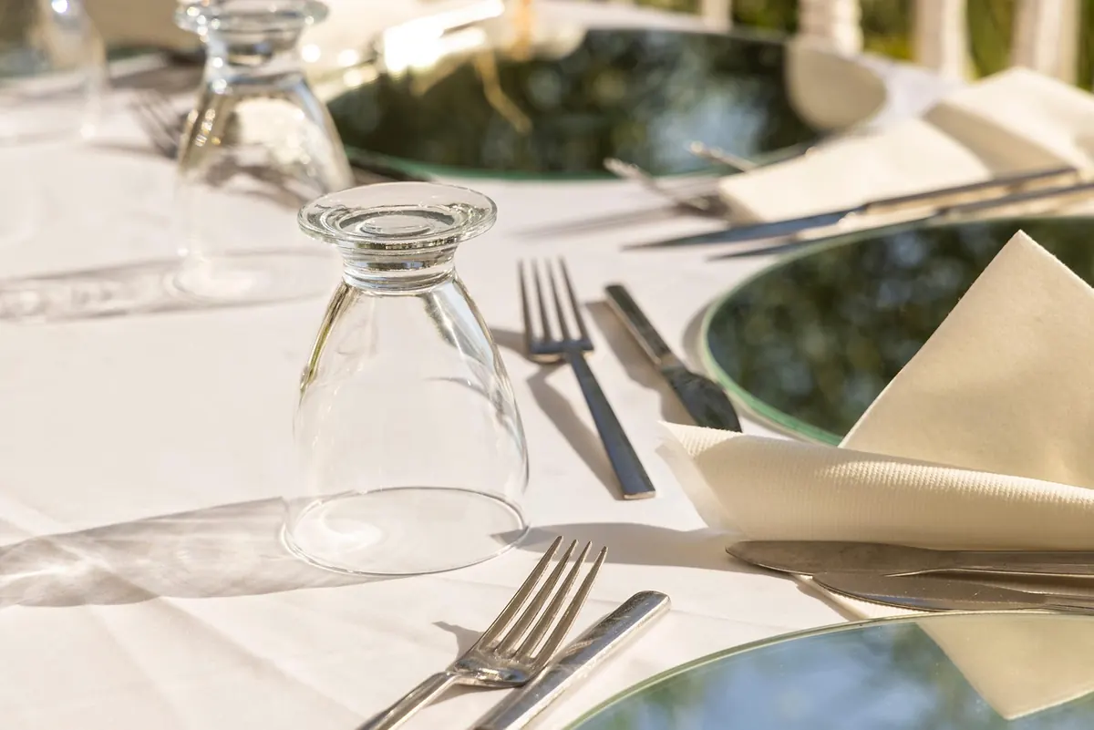 How to Style a Linen Tablecloth for Casual UK Garden Lunches